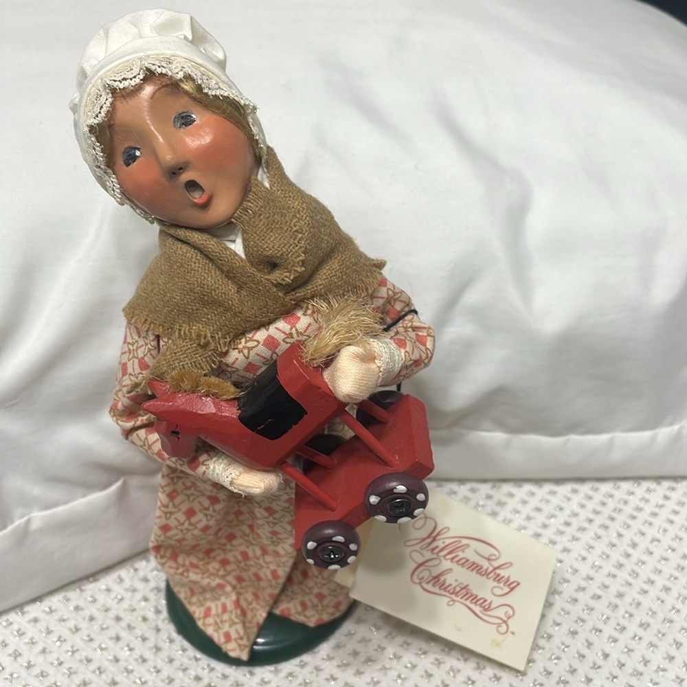 Byers Choice Ltd.  Collectible Doll with Williamsburg Christmas Tag.